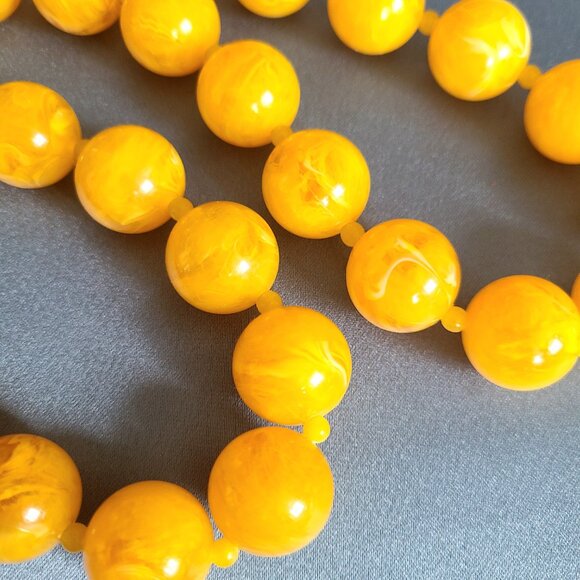 Vintage yellow round plastic Czech(?) beads necklace. Retro jewelry. - Picture 4 of 9